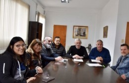 El Ejecutivo y los gremios firmaron el acuerdo paritario y anunciaron alcances del refuerzo