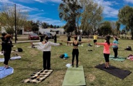 Clase de yoga y calistenia al aire libre