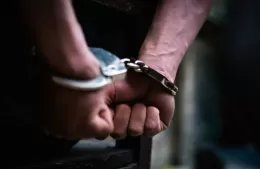 Irrumpió en la casa de su ex y la golpeó