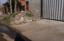 Vereda obstruida dificulta la circulación en 13 entre 151 y 152