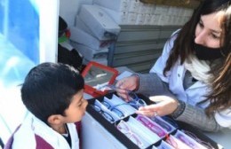 Controles visuales y entrega de anteojos en barrios de la ciudad