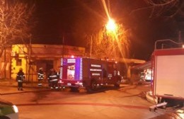 Importante incendio afectó tres propiedades en 12 y 153