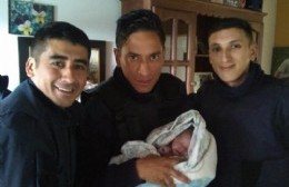 Policías "parteros" asistieron a una mamá que dio a luz en su domicilio