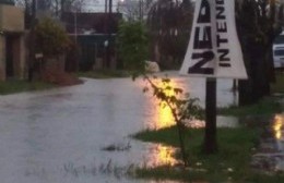 Calles inundadas y hasta el momento una familia evacuada