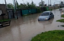 "Tapados por el agua": Los vecinos grafican el estado de las calles