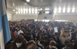 Promesa a la Bandera y emoción por la vuelta a la presencialidad