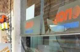 Vándalos destrozaron vidrios de un comercio en pleno centro