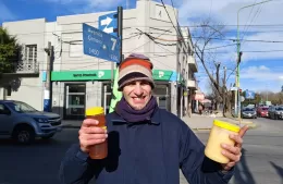 Emiliano y el oficio de vender miel en las calles berissenses