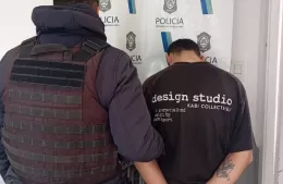 Fue capturado cuando deambulaba por el techo de una vivienda