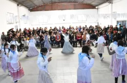 Acto en la Escuela María Reina por el 215° aniversario de la Revolución de Mayo