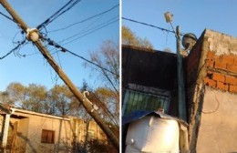 Un auto embistió dos columnas y quedaron sobre una vivienda en El Carmen