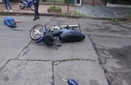 Joven motociclista quedó inconsciente tras caer sobre el asfalto