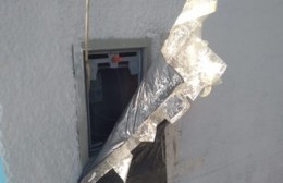 Peligro en la Comisaría Tercera: tapas de luz de nylon y cables sobre la vereda