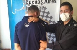 Blandiendo un cuchillo, amenazó con matar a los policías