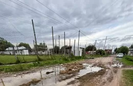 Denuncia vecinal: Basura y pasto largo en la puerta de un jardín