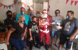 Papá Noel malvinero realizó la última entrega de viandas con sorpresas en el Comedor Barrio Obrero