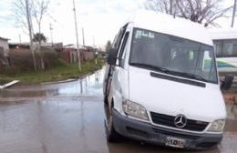 Un transporte escolar quedó estancado en un pozo