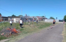 Vecinos de Santa Teresita están sin agua pero con fuerzas para hacer una plaza para los chicos del barrio