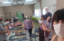 Santiagueños vendió 200 docenas de empanadas  y 100 tortillas para costear el mantenimiento del edificio