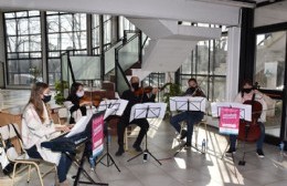 El Quinteto de Cuerdas Municipal matizó la espera de quienes se iban a vacunar