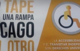 Con calcos escrachan a infractores: "Yo tapé una rampa, me cago en el otro"