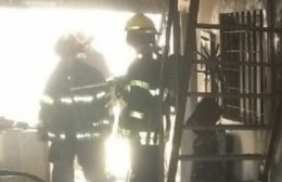 Incendio en 154 entre 10 y 11: Bomberos rescataron a dos personas