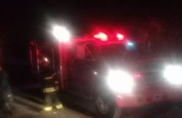 Una señora y un bombero debieron ser hospitalizados por incendio de dos casas