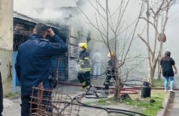 Dramático incendio en vivienda de 166 entre 13 y 14: habría tres fallecidos