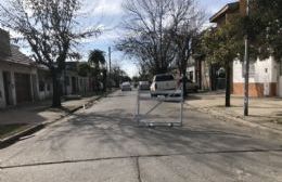 Vecinos improvisaron el arreglo de un bache