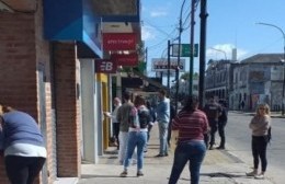 "Efectivo Sí": Poca gente en caja, cola en cajeros y operativos de control