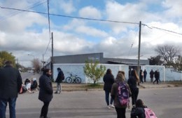 Padres y alumnos de la Secundaria N° 8 a la espera de un aula modular