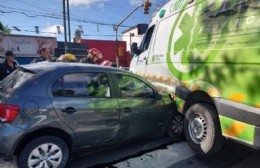 Ambulancia que asistía a un choque fue chocada por un auto