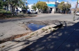 Vecinos molestos por vereda rota en parada de colectivo