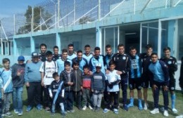 Los niños del comedor "Los Peques" conocieron el estadio y a los jugadores de Villa San Carlos