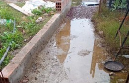 Penurias para vecina con frágil estado de salud: le entra agua a la casa por las zanjas tapadas
