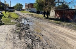 Reclamo vecinal en 147 y 6 por el estado de la calle: “pasan de vez en cuando, pero llueve y es igual”