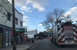 Bomberos y Defensa Civil rescataron a un perro atrapado en un desagüe