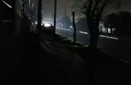 Vecinos de Barrio Obrero y Villa Roca reclaman a Edelap por masivo corte de luz