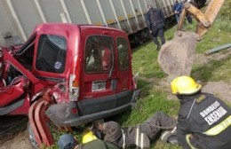 Dejó la camioneta estacionada sobre la vía y el tren de carga se la llevó puesta