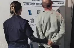 Alcoholizado, realizaba manifestaciones obscenas dentro de su auto y terminó detenido
