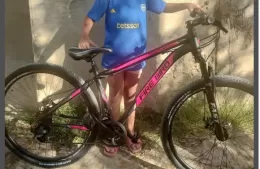 Robaron una bicicleta en pleno centro de Berisso y la familia pide ayuda para recuperarla