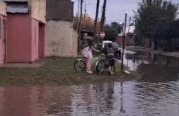 “Dos chicos intentando llegar a la escuela”: vecinos denuncian el abandono de una calle