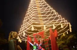 Con la presencia de Papá Noel, se encendió el Árbol de Navidad del Parque Cívico