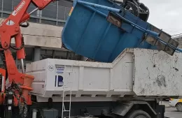Festejo con destrozos en Montevideo y 11: retiraron para su reparación la parada del 202 y el puesto de diarios