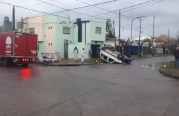 Violento choque en 162 y 16: camioneta quedó dada vuelta
