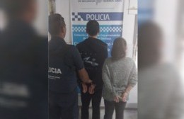 Pareja demorada por abandonar a su hijo en la vía pública para "darle un susto"