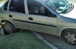 Un auto quedó atrapado en esquina sin tapa de cloaca