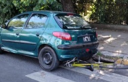 Ciclista en estado delicado tras colisionar contra un auto estacionado en 124 y 60