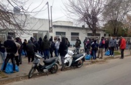 Preocupación por operativo de entrega de alimentos: "Tres cuadras de fila, una persona al lado de la otra"