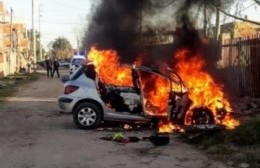 Un auto se incendió dentro del garage y el propietario logró sacarlo a la vereda